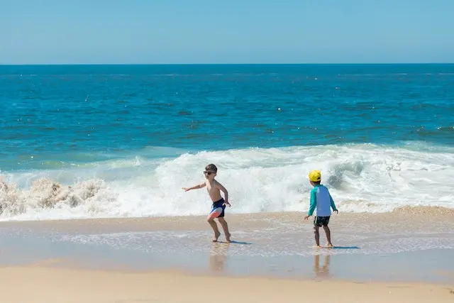 Crianças brincando na praia. As praias do Nordeste são preferência nas viagens de final de ano.  A maior parte das pessoas que buscaram as agências de viagens é de casais com filhos.  Foto de Kindel Media.