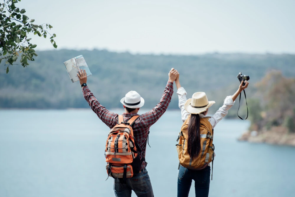 Uma das possibilidades no turismo compartilhado é o intercâmbio de férias. A Allimulti tem parceria com a RCI, que possibilita ao proprietário do Okan Pipa, passar férias em qualquer destino dos sonhos. na foto, família viajando em local cercado por natureza. Imagem de jcomp.