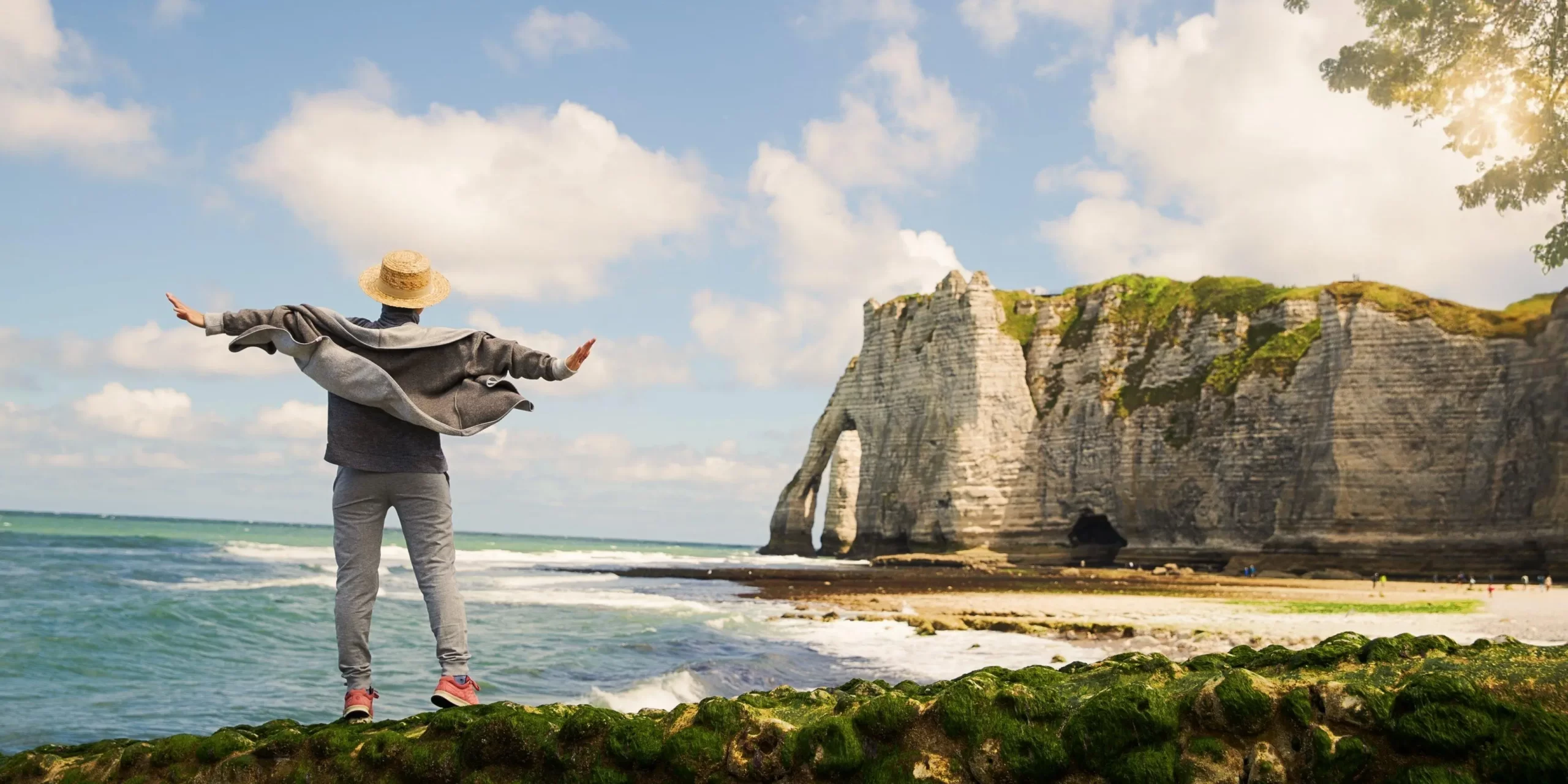 Slow Travel: tendência de viagem lenta para aproveitar melhor os destinos. Viajante em cenário de praia paradisíaca.